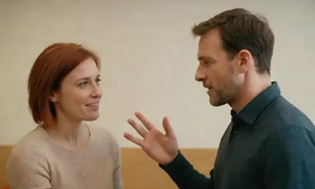 2 personas que tienen una conversación, con manos brillantes, expresiones faciales que transmiten comprensión, ruido de fondo sutil, formas abstractas que insinúan el contexto compartido, colores cálidos evocando confianza