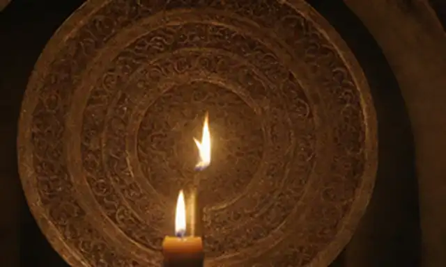 Un misterioso artefacto antiguo, patrones geométricos intrincados, vórtices giratorios, velas brillantes, siluetas sombrías, filigrana dorada ornamentada, senderos de humo wispy, orbes místicos, líneas curvas y formas, nodos interconectados
