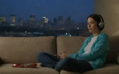 Una persona sentada sola en un sofá