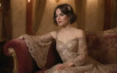 Modelo de moda inspirado en 1920
