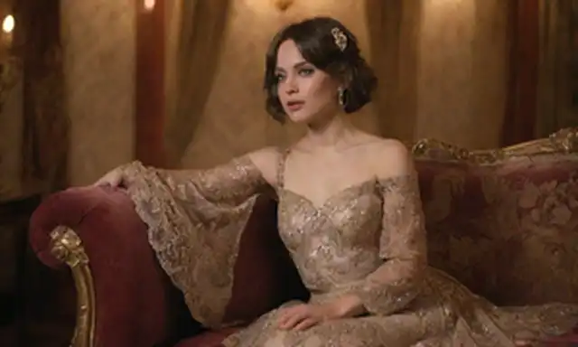 Modelo de moda inspirado en 1920