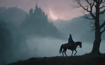 Un bosque oscuro con árboles antiguos