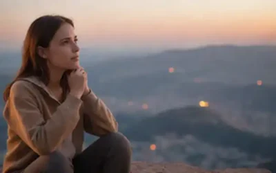 Una mujer filosófica se sienta en una montaña con vistas a un paisaje urbano con caras borrosas