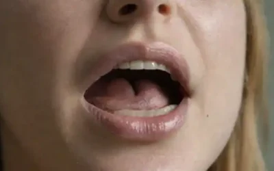 Una boca con cremallera o labios cerrados