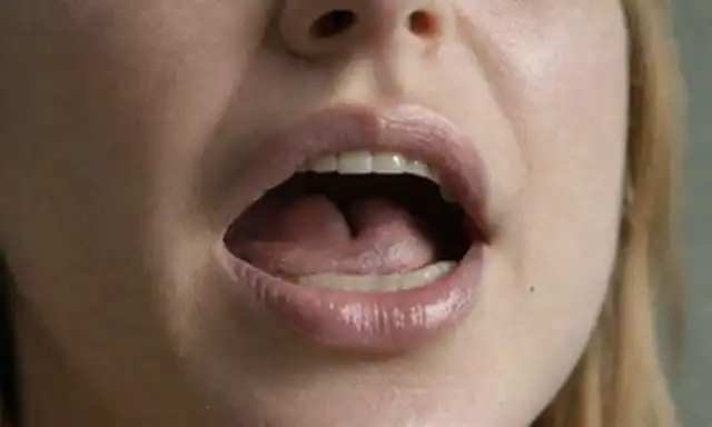 Una boca con cremallera o labios cerrados