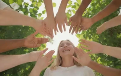 Un grupo de personas diversas sonriendo