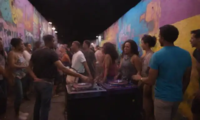 Una vibrante escena callejera con discos DJ