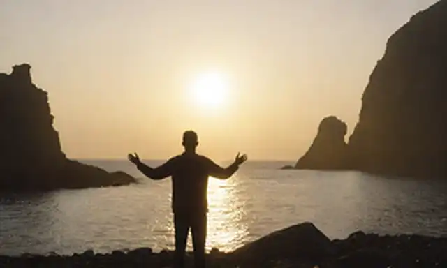 Las olas chocan en una orilla rocosa al atardecer