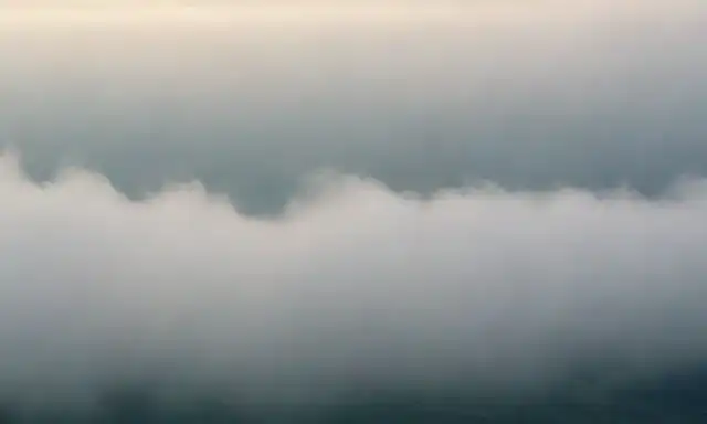gotas de agua suspendidas en el aire, nubes formando, atmósfera de mal humor, disminución de la presión atmosférica, aumentos de humedad, condensaciones de vapor, recolección de partículas de agua minúsculas, párpados blancos, velos diafanos, formas suaves y suaves, valles de misty, perspectiva aérea, afeitado sutil