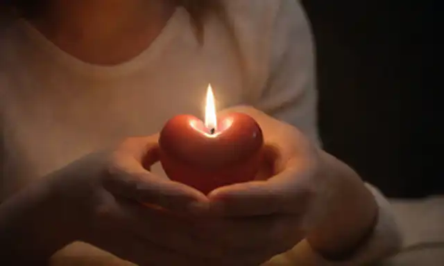 Latidos de corazón pulsando en la oscuridad
