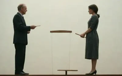 Una persona de pie en una escala de equilibrio