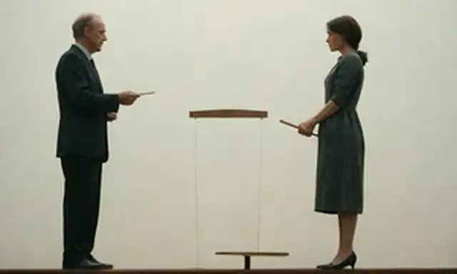 Una persona de pie en una escala de equilibrio