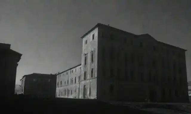 1930s-era Paisaje italiano con arquitectura fascista, paleta de color blanco y negro, edificios imponentes, figuras uniformes, gesto icónico Mussolinis, simbolismo de fuerza y autoridad, sombras para transmitir un sentido de opresión, contraste entre luz y oscuridad