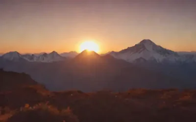 Una vibrante puesta de sol anaranjada sobre una cordillera