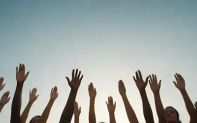 Un grupo de personas que se unen