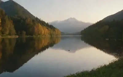 Un paisaje sereno con una majestuosa cordillera