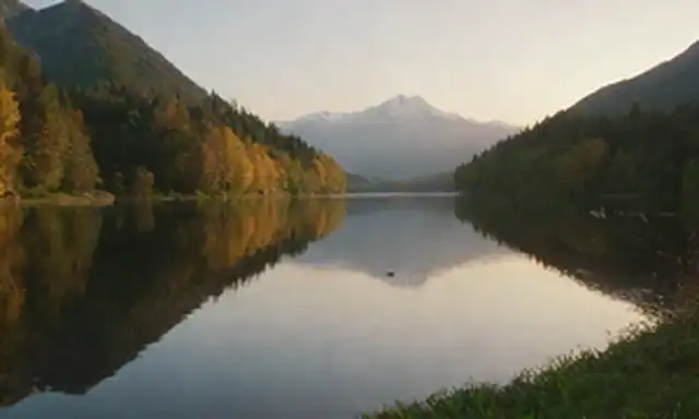 Un paisaje sereno con una majestuosa cordillera