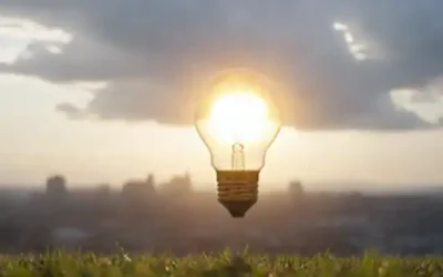 Bombilla de luz brillante con rayos emitiendo de ella