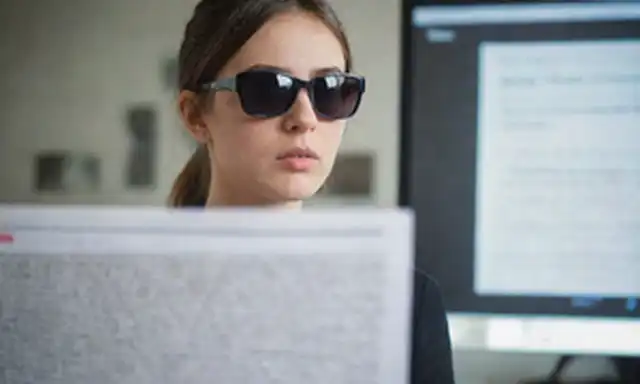 una persona que lleva gafas de sol, mirando sospechosamente sobre el hombro, con una pantalla de computadora que muestra un artículo de noticias distorsionado o pixelado, rodeado de piezas rotas de rompecabezas, en medio de un fondo borroso de conexiones de internet caóticas, y un esbozo débil de una lupa de vidrio cerca