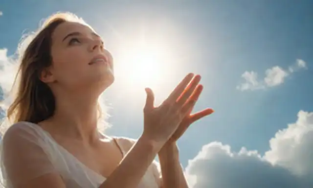 Una mujer con un resplandor angelical, rodeada de nubes y luz, mira hacia arriba hacia un rayo radiante, con su mano extendida como si invitara algo a descender