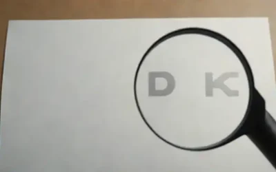 Cartas 3D con una lupa de vidrio arriba