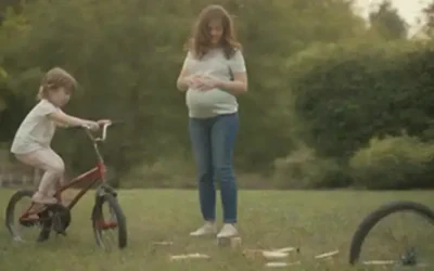 Una mujer embarazada barriga con un feto en crecimiento
