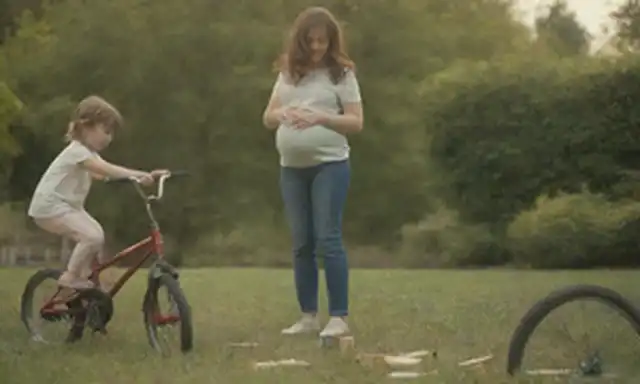 Una mujer embarazada barriga con un feto en crecimiento