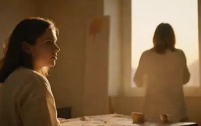 Una escena de tono cálido de una persona mirando un lienzo en blanco