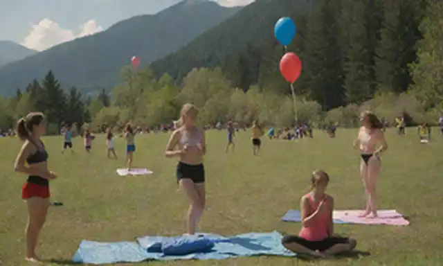 Niños jugando fútbol bajo un cielo soleado, los estudiantes riéndose mientras hacen yoga en un campo verde, los niños nadando en una piscina olímpica, la gente montando un sendero de montaña, amigos bailando en una fiesta con globos y streamers, deportes de equipo como baloncesto o voleibol siendo jugado en un gimnasio