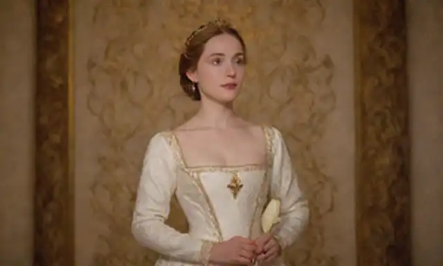 noblemujer francesa del siglo XV con un vestido blanco con acentos dorados, sosteniendo un lirio, de pie frente a un fondo ornamentado con motivos fleur-de-lis, rodeado de delicados efectos de filigrana e iluminación sutil