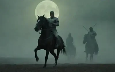 4 jinetes montando caballos oscuros a través de un paisaje desolado