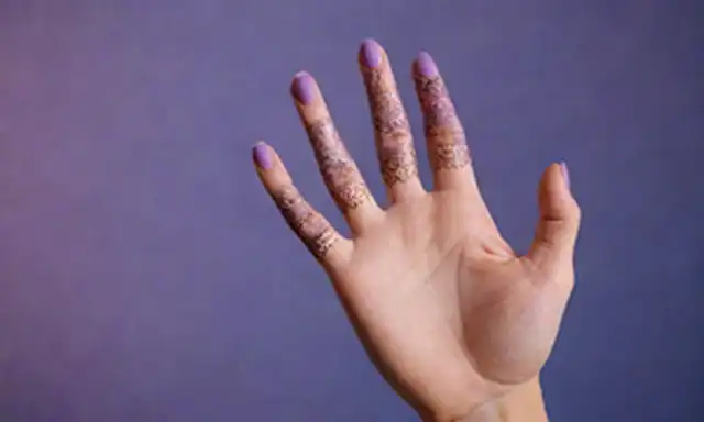 Una mano serena de color dorado con cinco dedos estilizados