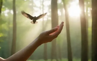 Una mano agarrando un ala de pájaros