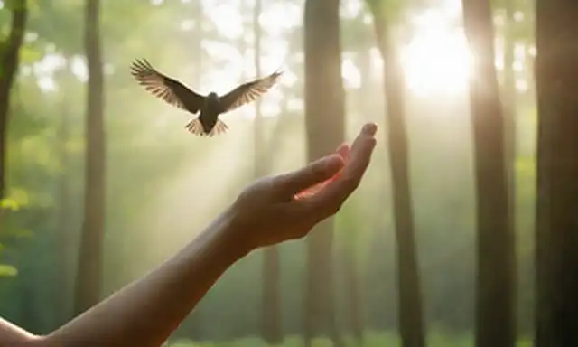 Una mano agarrando un ala de pájaros