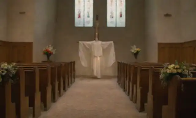 Un cálido y acogedor interior de la iglesia con un crucifijo brillante en el altar
