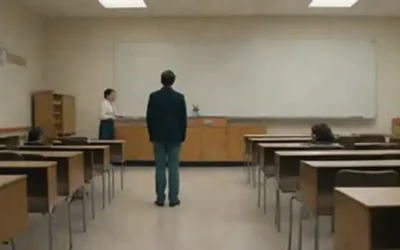 Una escena de aula con un maestro de pie en la parte delantera