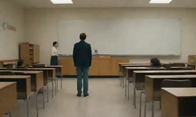 Una escena de aula con un maestro de pie en la parte delantera
