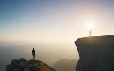 Una persona de pie sobre un acantilado con vistas a un vasto paisaje