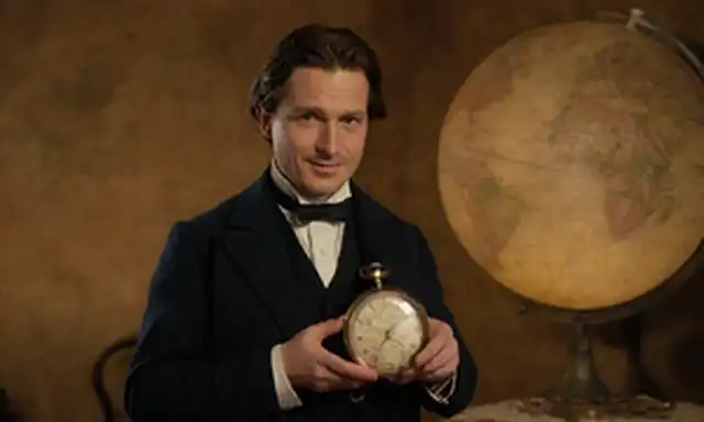 caballero del siglo XVIII con un reloj de bolsillo