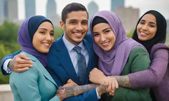 3-4 personas de diferentes orígenes culturales, sonriendo y riendo, agarrando las manos o tocándose los hombros en un abrazo de grupo; una persona que llevaba un traje y corbata, otra persona que llevaba ropa casual, otra persona con tatuajes, y otra persona con hijab; colores como azul, verde y púrpura para representar la diversidad; un paisaje urbano borroso o fondo natural