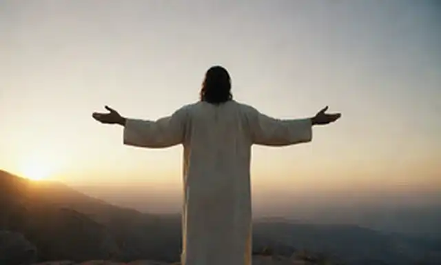 Apóstol de pie en una montaña, mirando hacia un horizonte distante, las manos extendidas en bendición, con una cálida luz que rodea su cabeza, simbolizando la guía divina En el fondo, una imagen débil de Jesucristo es visible, con brazos extendidos que abrazan el mundo