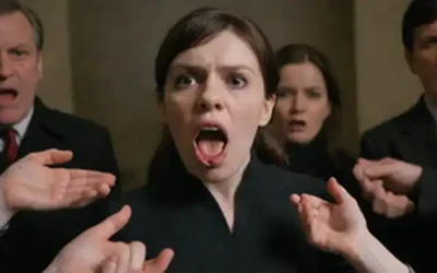 Una persona con una expresión scowl
