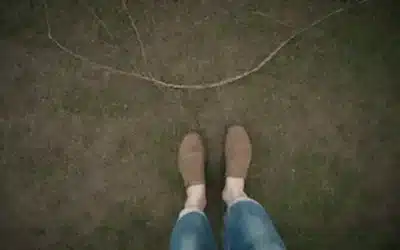 Una persona de pie sobre un parche de hierba