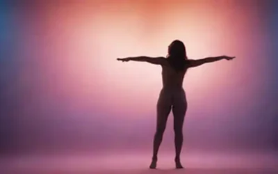 Una persona de pie con las piernas separadas y los brazos extendidos