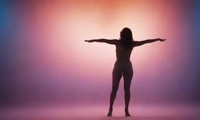 Una persona de pie con las piernas separadas y los brazos extendidos