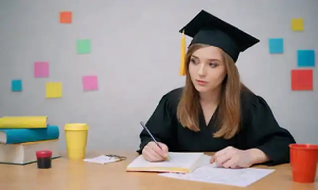 Una persona sentada en un escritorio con una pila de libros y notas que los rodean, mirando reflexiva con una taza de café cerca, rodeada de formas o iconos de colores brillantes, un esbozo débil de una gorra de graduación en la esquina, sombras sutiles para representar la complejidad, un sentido de calma y enfoque