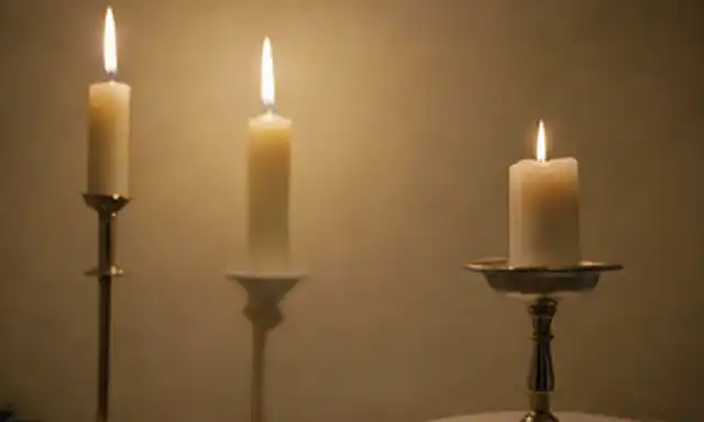 Un santuario iluminado por velas, luz dorada suave, sombras en las paredes, un ambiente solemne, una fuente bautismal, un lirio de Pascua decorado, una vela blanca, una figura solemne en la contemplación, enfoque suave en el espacio sagrado