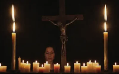 Una escena sombría y tranquila con un crucifijo en el escenario central