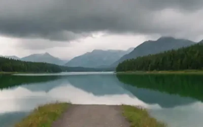 Un paisaje tranquilo con un lago sereno