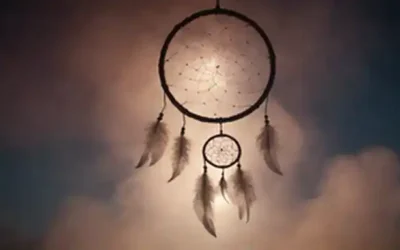 Un cazador de sueños suspendida en medio de nubes etéreas